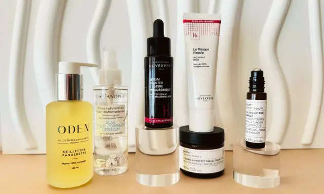 Routine de soins avec sérum acide hyaluronique, masque et crème. L'acide salicylique matin ou soir peut compléter ce rituel.