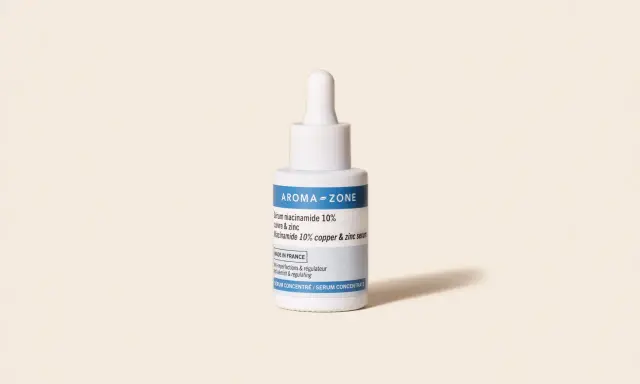 Sérum Aroma-Zone à la niacinamide 10% cuivre & zinc. Idéal pour une routine matin ou soir, ce soin anti-imperfections régule la peau.