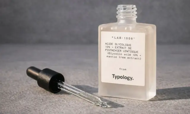 Flacon de sérum Typology Acide Glycolique 10%. La question "peut on mélanger acide glycolique et acide hyaluronique" est au cœur des routines de soins.