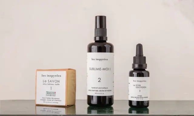 Savon, hydrolat et soin quotidien pour peau sèche et mature. Une routine complète pour hydrater et nourrir.