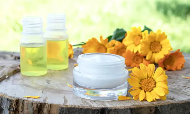 Crème et huiles à base de fleurs jaunes, rappelant l'arnica. Attention, certaines personnes peuvent y être allergiques.