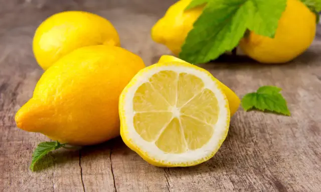Citrons frais sur bois, un remède naturel contre l'acné.