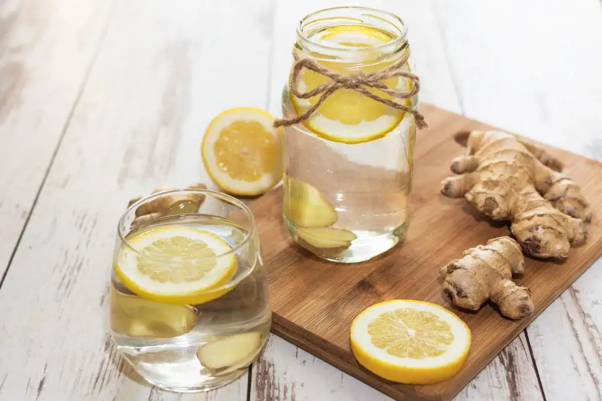 Boisson rafra&icirc;chissante au gingembre anti inflammatoire et citron, sur fond de bois.