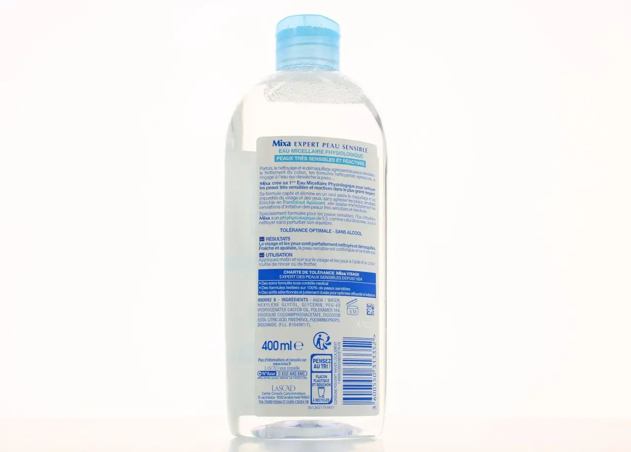 Eau micellaire Mixa pour peaux sensibles. Sa composition, enrichie en Panthénol, apaise et nettoie en douceur. Idéale pour le visage et les yeux.