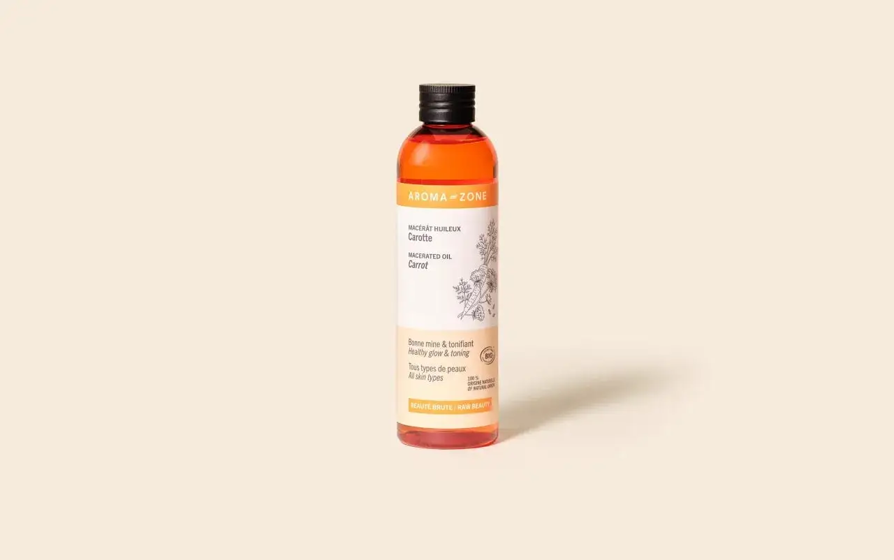 Bouteille d'huile de carotte Aroma-Zone. Bien que bénéfique, une utilisation excessive d'huile de carotte peut entraîner un teint orangé, un danger à considérer.