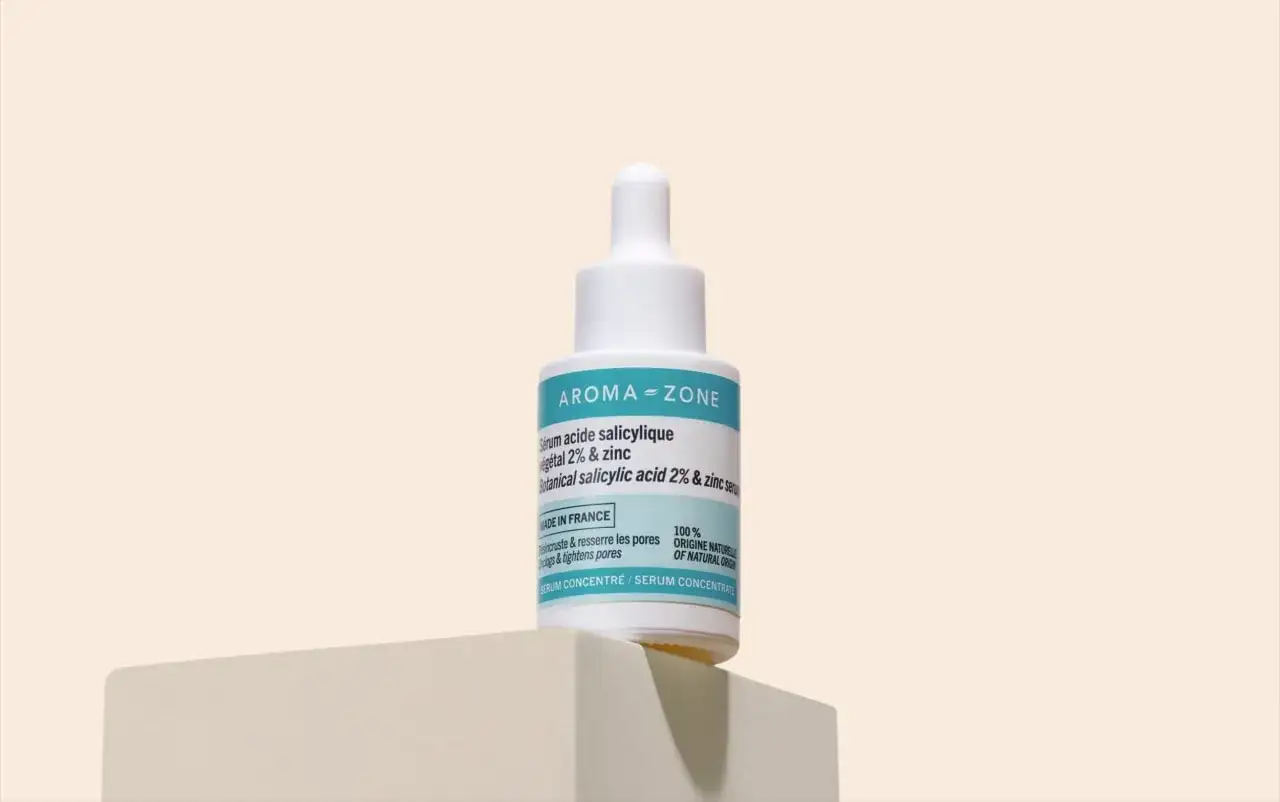 Flacon de sérum Aroma-Zone à l'acide salicylique 2% & zinc. Attention, l'acide salicylique peut présenter un danger s'il est mal utilisé.