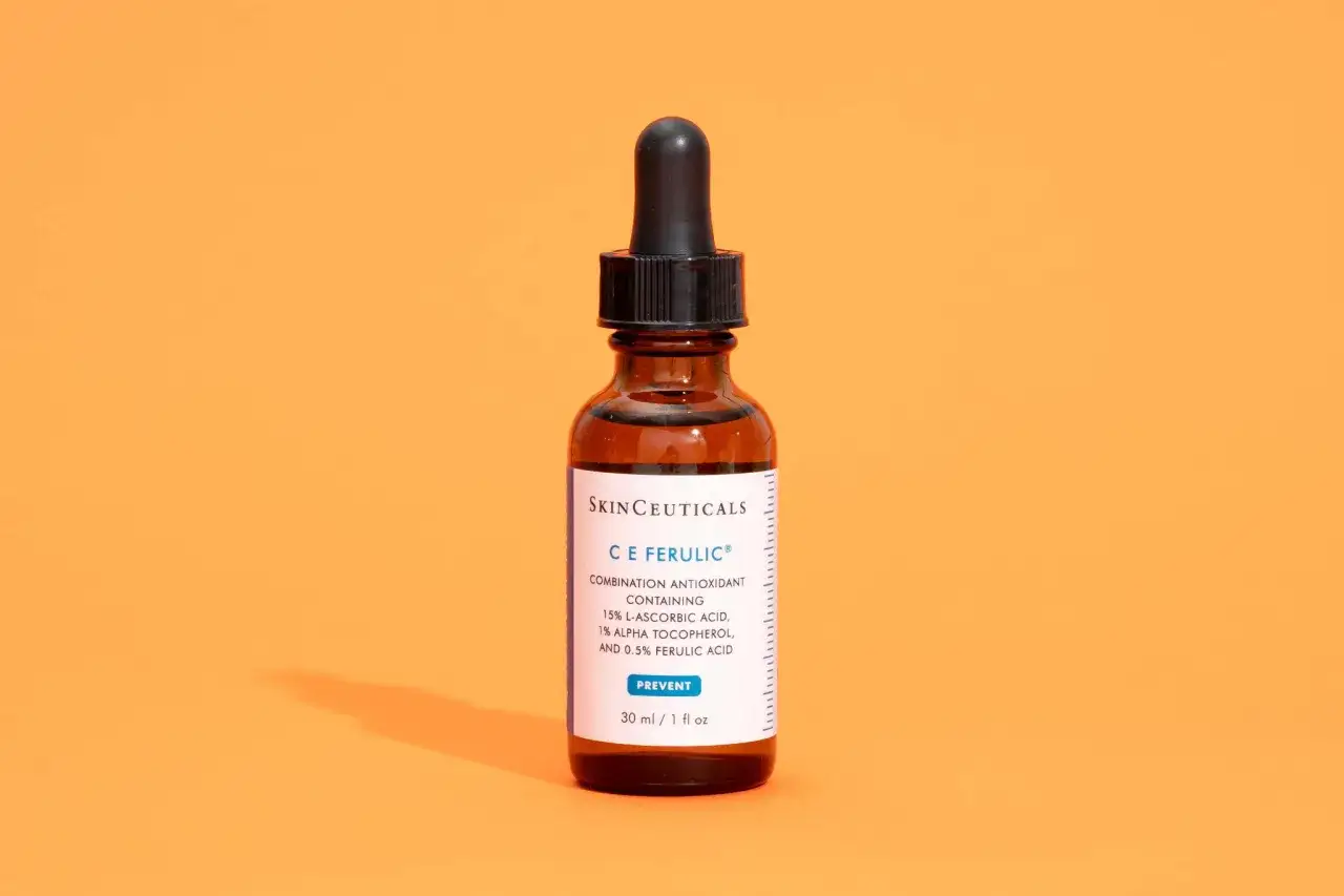 Sérum Skinceuticals C E Ferulic, un concentré de vitamine C et E pour une peau protégée et éclatante.