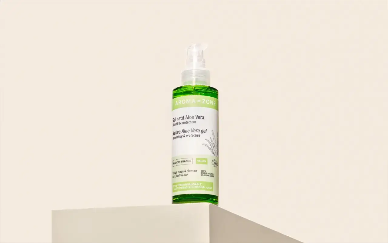 Gel natif Aloe Vera Aroma-Zone, id&eacute;al pour apaiser les rougeurs et la couperose. Ce soin naturel nourrit et prot&egrave;ge visage, corps et cheveux.