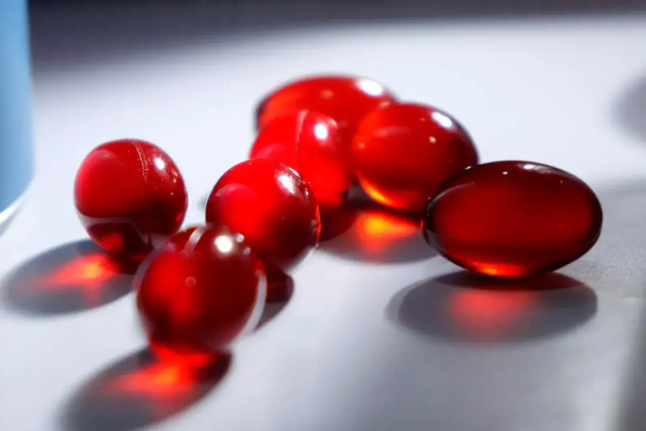 Gélules rouges translucides, peut-être de l'astaxanthine. Attention au danger potentiel d'une surconsommation.