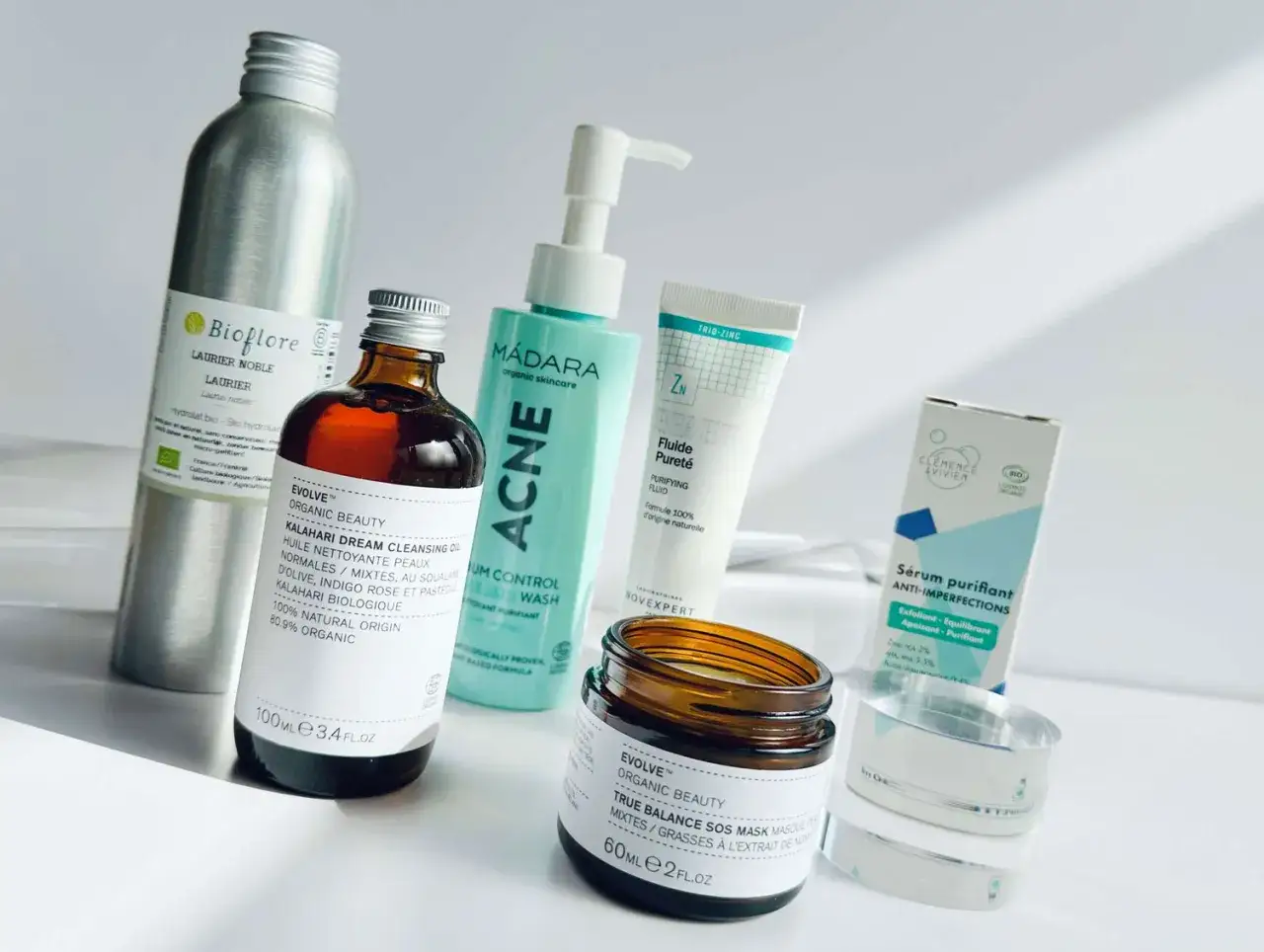 Routine de soins pour l'acné : nettoyant, sérum purifiant, fluide et masque. L'acide hyaluronique et le zinc aident à combattre les imperfections.