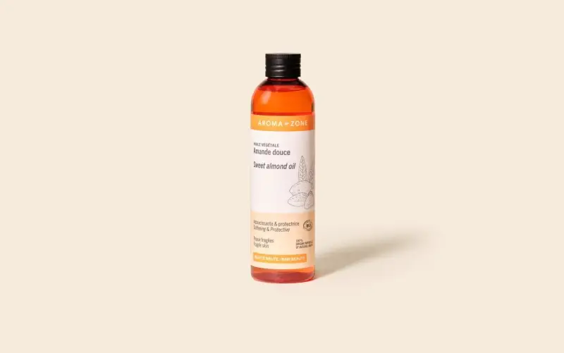 Bouteille d'huile d'amande douce Aroma-Zone, idéale pour peaux fragiles. L'huile d'amande douce inconvénient est rare, mais une allergie est possible.