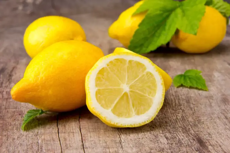 Citrons frais sur bois, un remède naturel contre l'acné.